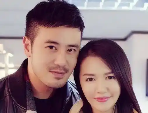 原创谭维维竟有一对龙凤胎与丈夫恩爱出游一家四口好甜蜜