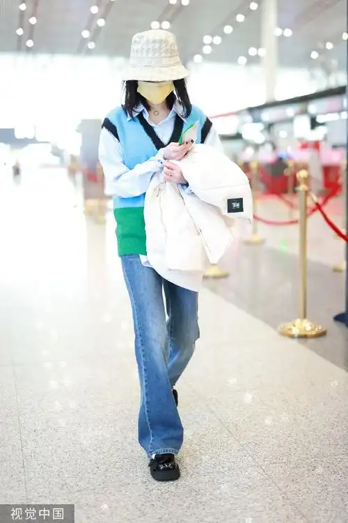 组图:张慧雯穿白色棉夹克低调出行 搭配牛仔裤休闲时尚_高清图集_新浪