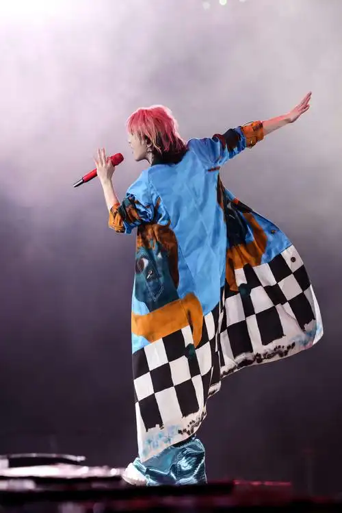 华晨宇《风之海》演唱会live曝光 用心编织浪漫成就"仙品"单曲