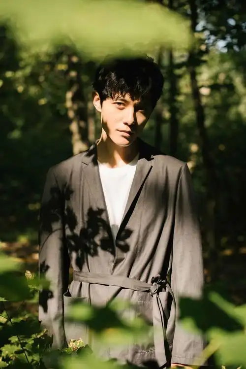 张超最新森林大片曝光演绎春日里的生命力