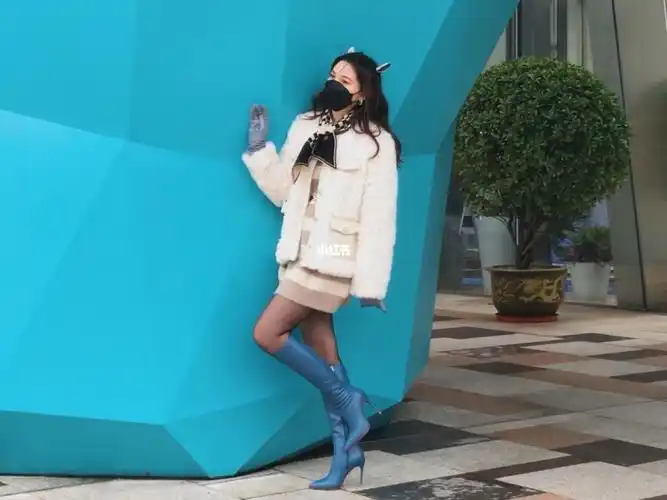 烟灰色皮手套配白色衣服蓝色及膝长靴