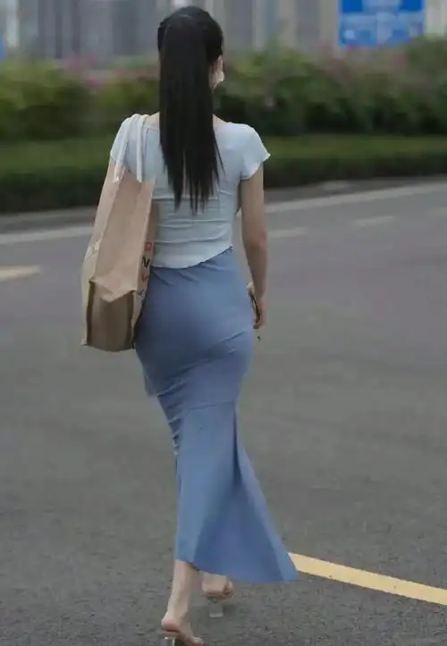 街拍路人视角 #背影杀 #背影 #太古里街拍 #抖音街拍现场 - 抖音