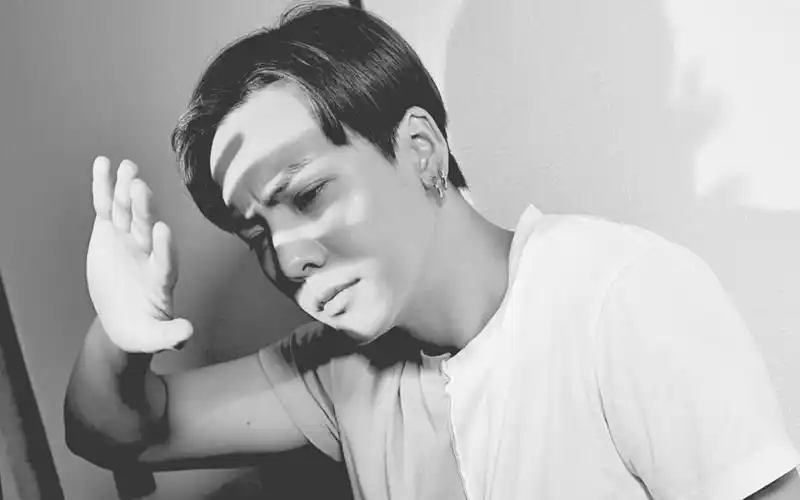 陈伟霆时尚黑白写真图片桌面壁纸