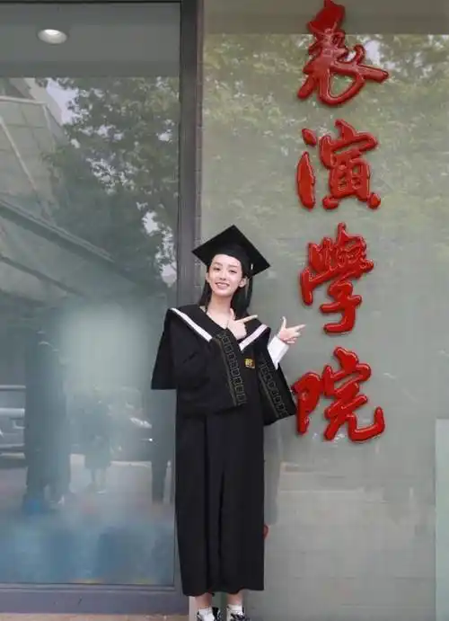 关晓彤返校拍毕业照,站c位比剪刀手,生图却暴露真实颜值!