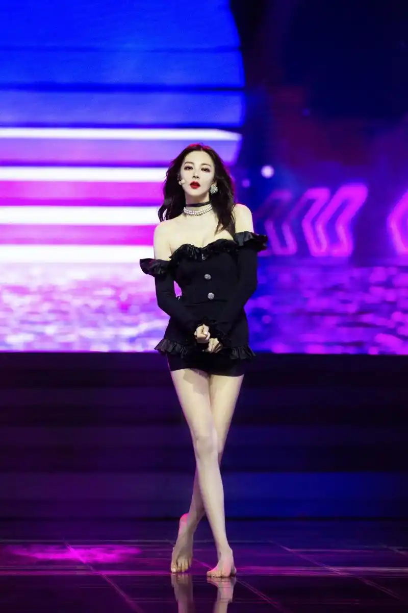 张雨绮美腿玉足 真白呀