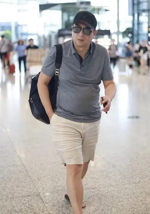 张嘉译这脸也大了一圈,而且裤子上的褶皱颇多,真是一点都不拘小节啊