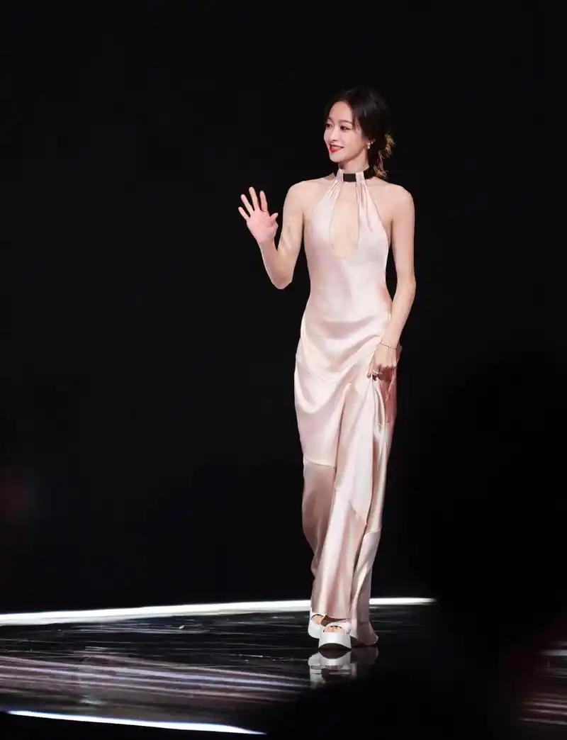 宋茜以柔美香槟粉礼服现身活动,曼妙身姿捕获全场目光,网友:真正的