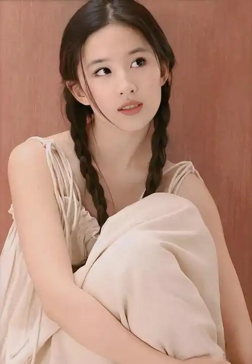 刘亦菲:麻花辫造型,更显清纯气质