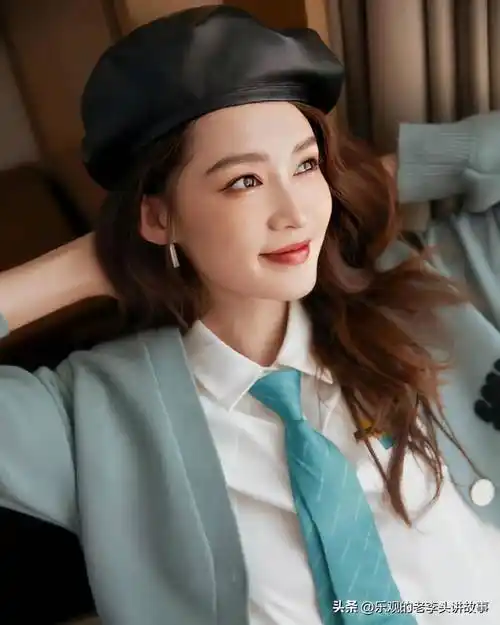 李沁 薄荷绿针织衫白色衬衫裙搭贝雷帽,温柔清新!_图片_网络_时尚