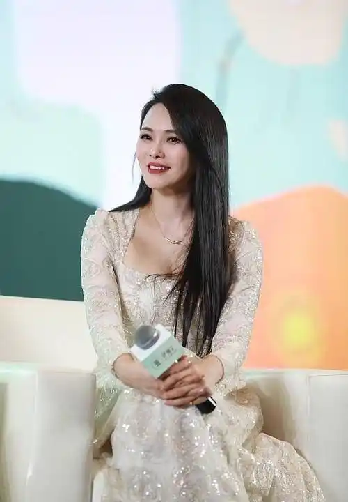 伊能静看着就年轻,好适合穿温柔的裙子,仿佛才30岁一样_效果_的设计