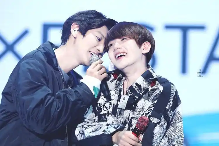 韩国男团exo成员朴灿烈边伯贤大秀恩爱!节目上咬耳朵好亲密!