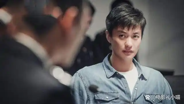 了电影《扫黑行动》了吧,不得不承认,周一围穿着警服的样子是真心帅气