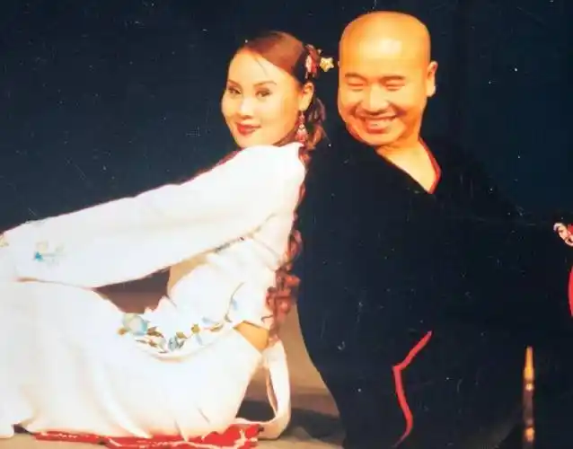 王小利一见钟情,爱上了年轻漂亮的李琳.