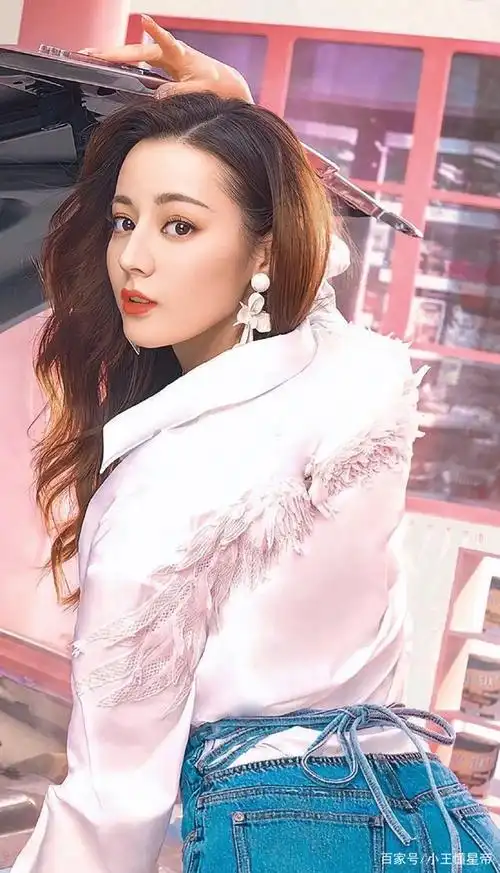 樱花粉色调,俏皮灵动,时尚大气中,不乏清甜可爱小女生气息,迪丽热巴
