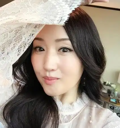 46岁杨钰莹妆容淡雅精致细眉大眼肤白如雪