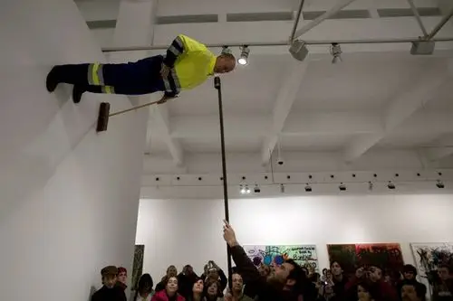 组图:德国艺术家表演空中静止