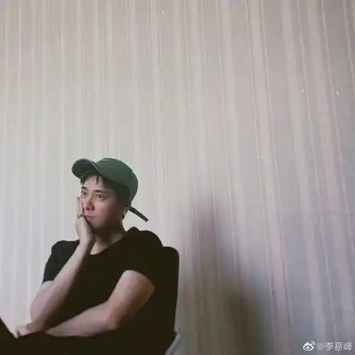 李易峰托腮随拍
