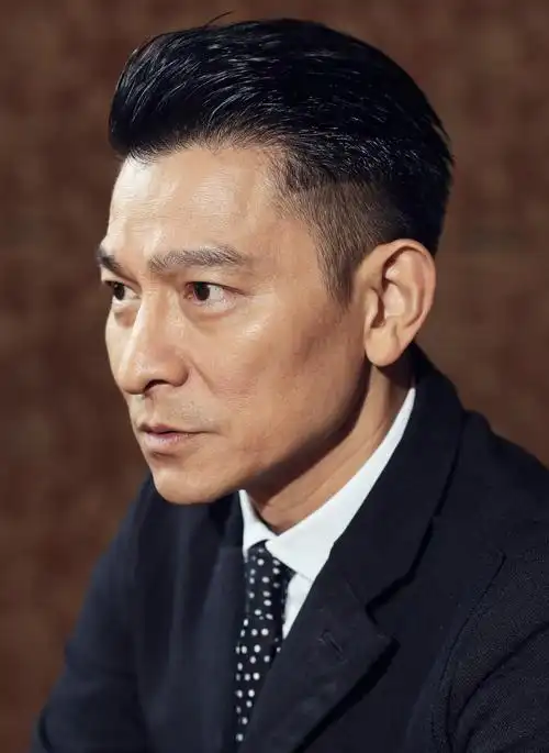 刘德华哭着道歉中止演唱会别拿他跟小鲜肉比