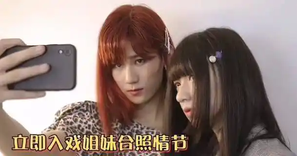 反倒是让成员男扮女装,也是在这次拍摄中,张真源第一次尝试女装长发