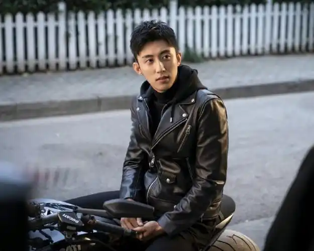 黄景瑜他从火光中走来##黄景瑜皮衣机车造型