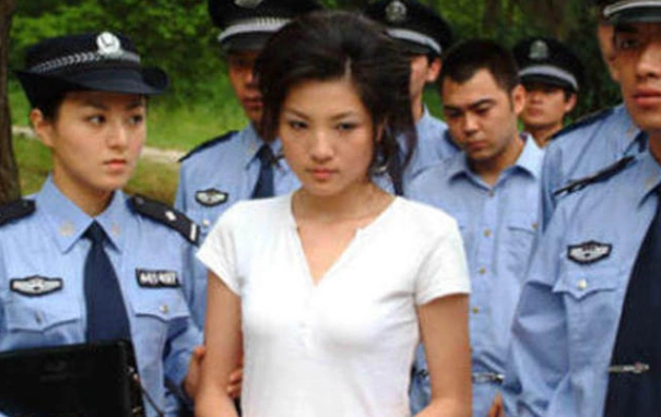 《红蜘蛛》女演员 1,马倩—张雪菲,是个三陪小姐,跟自己的未婚夫到