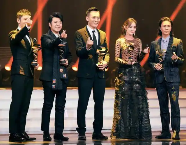 明星同台"手动比心",刘烨黄晓明帅气十足,而他长发造型惹争议