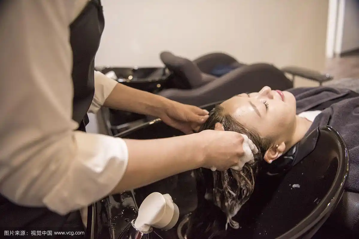 在发廊洗头发的女人
