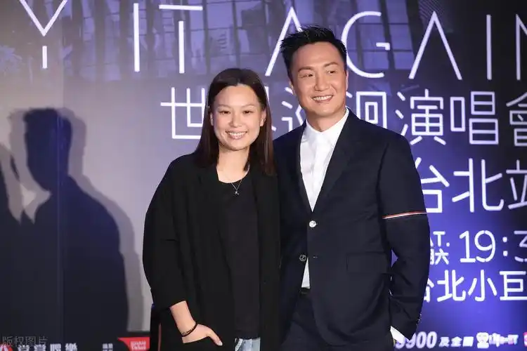 郑中基与太太余思敏,合影恩爱十足