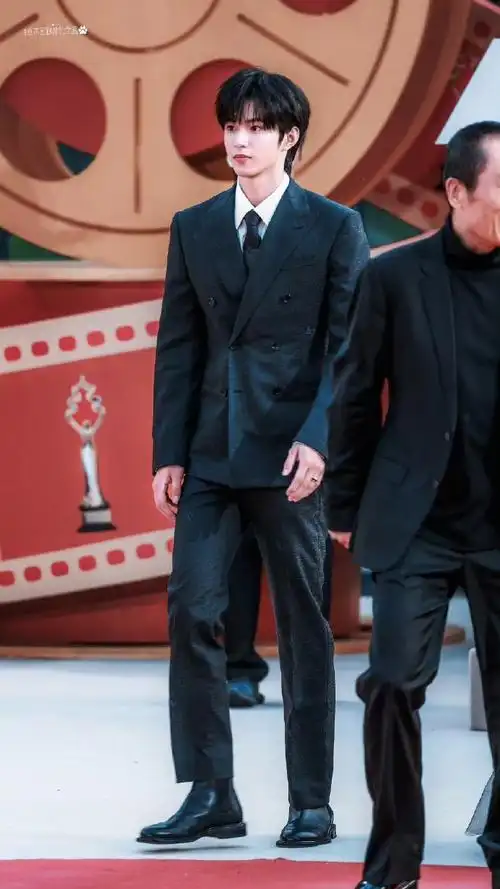 腿好长人好帅    #刘耀文红毯生图