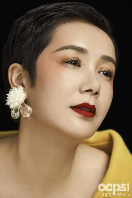 51岁蒋雯丽优雅知性,利落短发拍时尚大片,穿搭前卫气质高级!