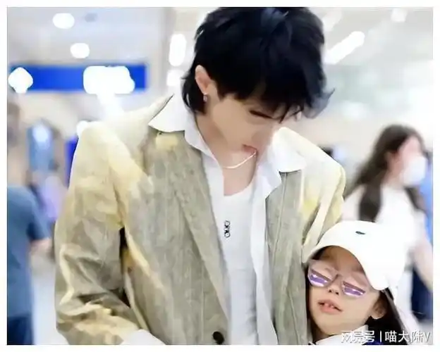 伊能静派女儿迎接儿子,7岁米粒紧抱哥哥不放手!恩利留上海发展