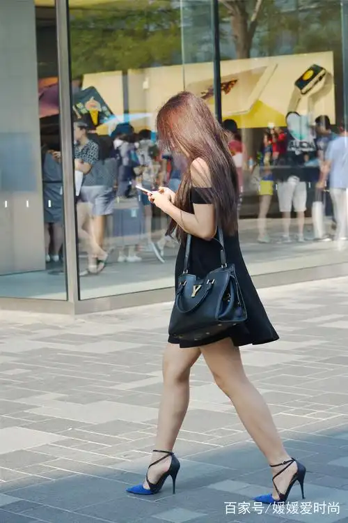 街拍:时髦的长发美女们,她们的搭配更是成熟妩媚