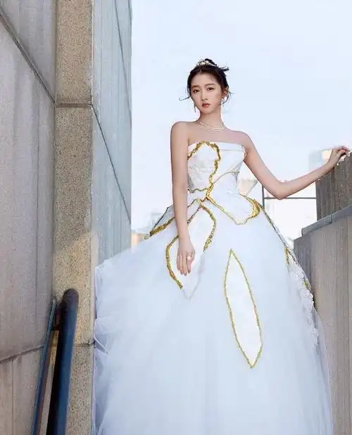 关晓彤跨年夜晒"婚纱照",评论区纷纷送祝福,看到鹿晗后我酸了_网易