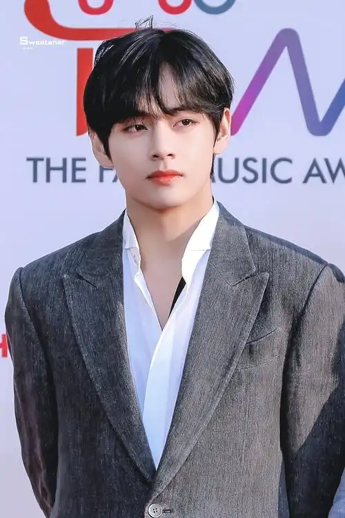 超级喜欢黑发金泰亨大家可以分享一些没有水印的图片吗收藏