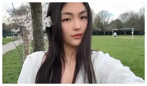 李湘女儿王诗龄化妆秀自拍长发飘飘成熟又迷人