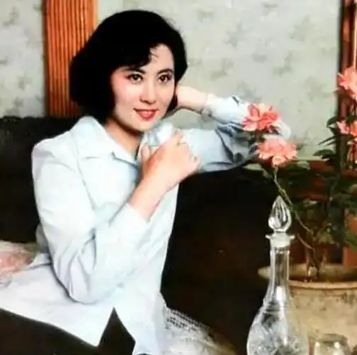 回顾赵雅珉离婚后前夫陈国军娶了又娶她和儿子陈赫过得怎样