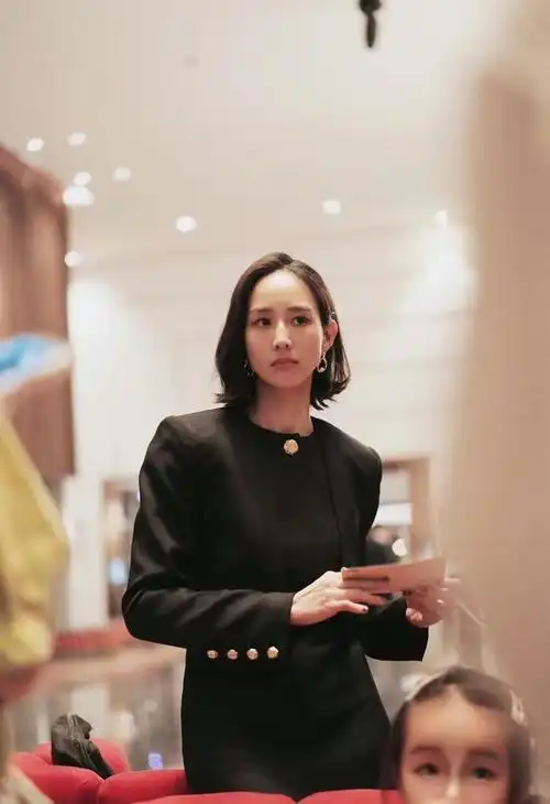 张钧甯上海活动出席,"静奢风"高级霸气,消瘦过度男相化严重