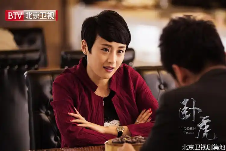 傅淼饰李菲菲随着剧情的推进,两位角色也将面临更多考验.