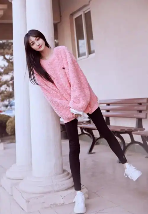 郑爽分手后不一样,内搭外穿受关注,这腿比别人的小腿还细