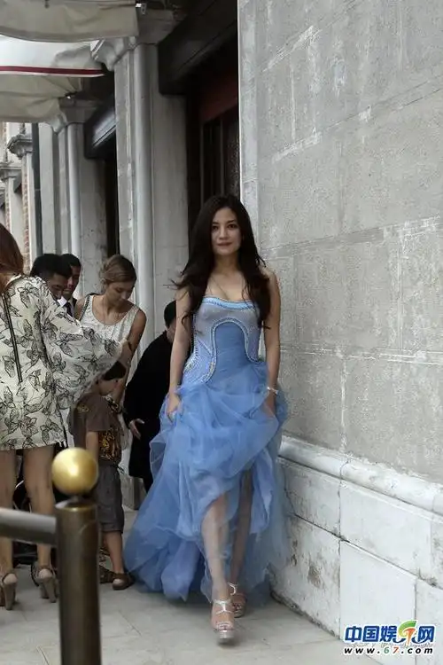 赵薇现身威尼斯低胸纱裙大秀玉腿气质优雅身材有型