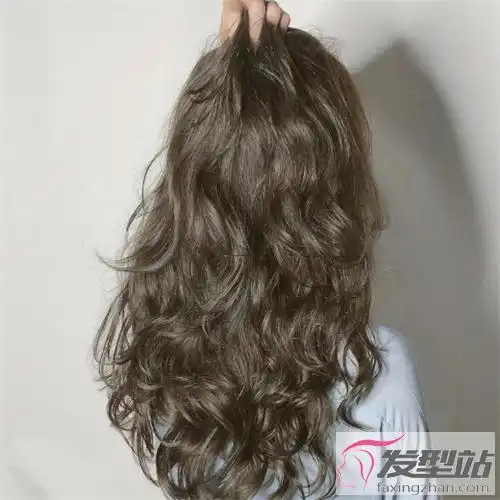 经典长发羊毛卷烫发 慵懒俏皮时尚迷人_发型站_最新流行发型设计发型
