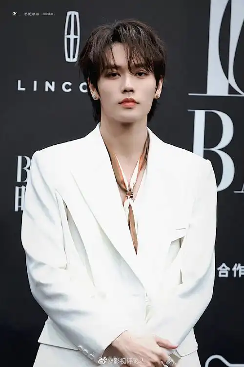 林彦俊白色v领西装造型