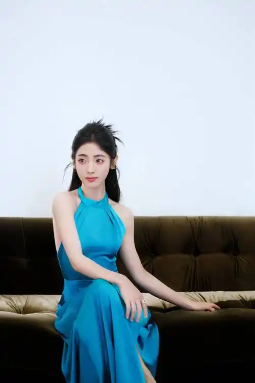 邢菲蓝色连衣裙露背性感写真_身材_柳岩_衣服
