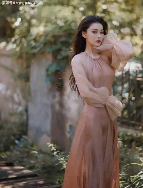 张馨予手捧鲜花迷人,气质温柔恬静仿佛油画美人,庆祝结婚5周年