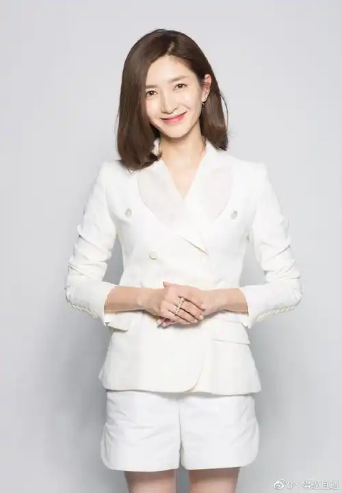 江疏影棚拍白西装