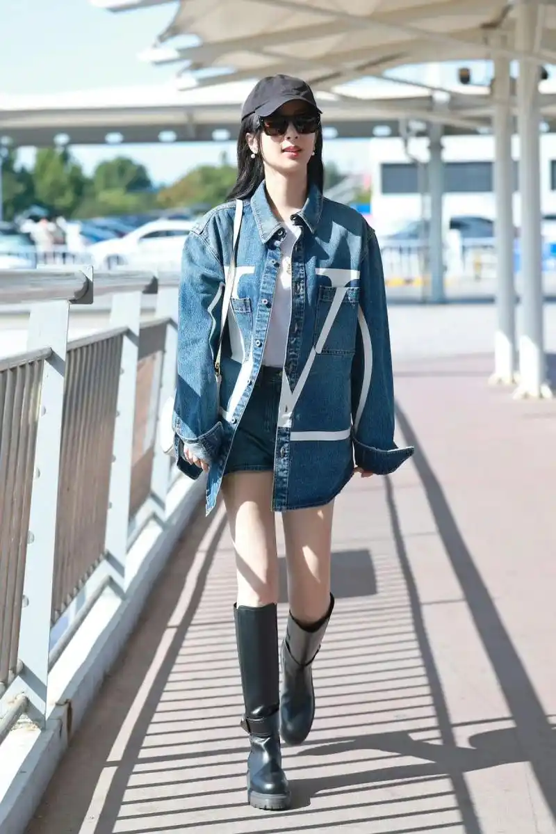 杨紫机场穿搭 两套valentino反差感满满 紫妹出发巴黎看秀  去时一身