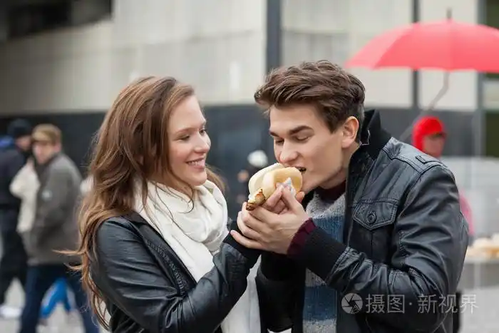 热狗喂男人的女人