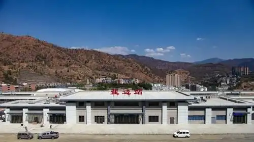 刚刚,成昆复线米攀段首班货运列车经过盐边站!