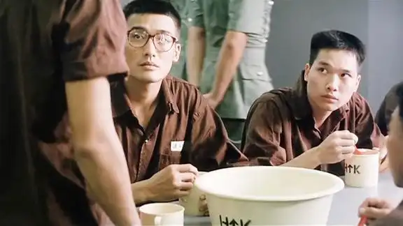 监狱风云:看梁家辉喝粥,监狱里拉帮结派,他不知道该怎么办!