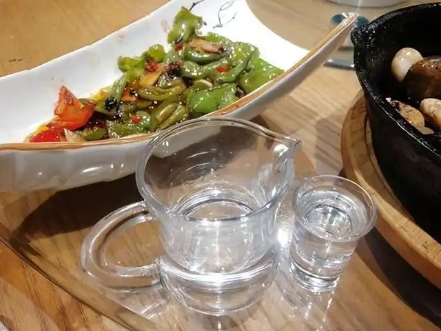 大佬喝酒桌上都放一瓶矿泉水,这是做什么用的?行家:这才是会喝酒的